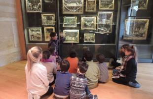 Des enfants au Musée de la Faïence.