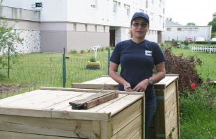 Alexandra Candas, agent Nièvre Habitat, a repris en main les composteurs collectifs du quartier des Bords-de-Loire.
