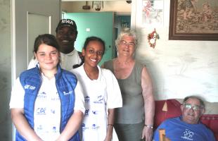 Gaby Rémy et Yasmine Mohamed-Hadj (au centre) ont apprécié la rencontre avec les personnes âgées, l'été 2019.