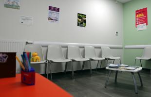 Salle d'attente du centre de santé Albert-Camus, situé dans le quartier de la Grande-Pâture.