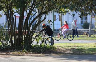 La pratique du cyclo au parc Salengro est une des activités en extérieur possibles, dans le cadre de ces vacances multisports de février.