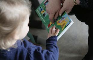 Lopération Des livres à soi accompagne les parents dans la découverte des livres jeunesse.