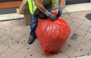 Les sacs d'ordures ménagères sortis en dehors des jours de collecte seront emballés en rouge pour avertissement.