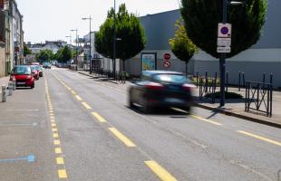 Les véhicules roulent sur la voie centrale bidirectionnelle et les vélos sont invités à circuler sur les accotements appelés rives.