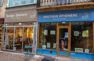 Les boutiques éphémères des 47 et 49 rue François-Mitterrand permettent aux artisans et créateurs de présenter leur réalisations. 
