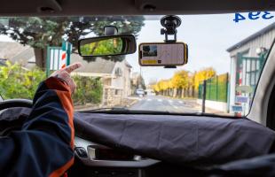 Pour réaliser l'autodiagnostic de voirie, un smartphone fixé dans un véhicule municipal photographie les chaussées tous les 4 mètres. 