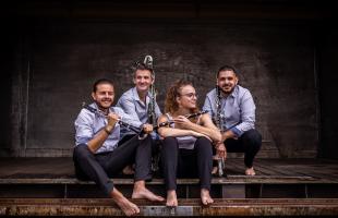 Les quatre musiciens, Daisy Dugardin (France), Juan Sebastian Cortés (Colombie), José Xavier Munoz (Venezuela) et Justin Frieh (France) de Roots4Clarinets.