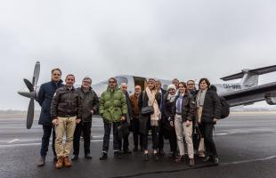 Les médecins de Dijon accueillis sur le tarmac de Nevers.