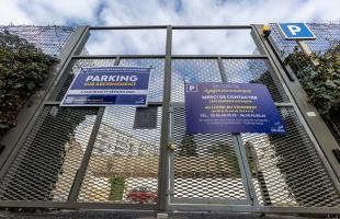 L'accès au parking municipal situé rue de La Passière nécessite un abonnement mensuel ou annuel à souscrire auprès de la Ville de Nevers.