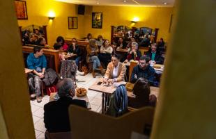Salle comble à la brasserie La Pause, place Guy-Coquille, qui accueillait le premier "Café du commerce" en présence du maire de Nevers Denis Thuriot et des commerçants du quartier.