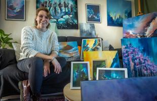 Auriane Philippon et ses toiles, pendant une halte à Nevers.