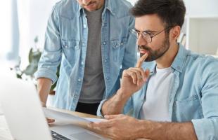 Avoir accès à des postes informatiques 