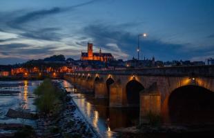 Handfauteuil : Illumination du Pont de Loire aux couleurs de la France et de l’Espagne !