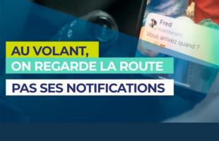 Au volant, on regarde la route, pas ses notifications 