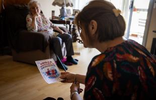 Une agent du CCAS au domicile d'une personne âgée pour une visite de courtoisie