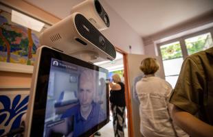 Une consultation à distance avec un médecin, au centre de télémédecine des Éduens