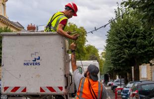 Les agents de la Ville de Nevers ont 2 mois pour installer 17 km de guirlandes et 120 motifs lumineux. 
