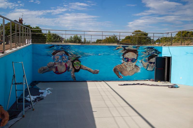 Fresque réalisée par le graffeur Keusty au niveau des anciens bassins de la piscine de la Jonction.