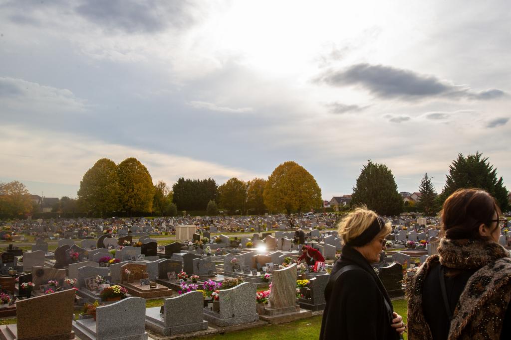 Grâce à ce service de l’application Nevers Agglo dans ma poche, chacun pourra désormais parfaire sa connaissance de ces deux cimetières, dans le respect des défunts et du recueillement de leurs proches.