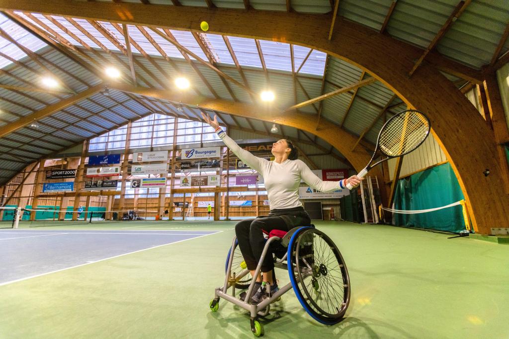 Rebecca Rebour, licenciée de l'ASPTT Tennis et 14è Française de paratennis, à l'entraînement