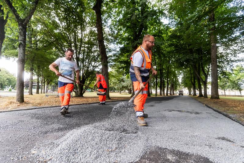 Le service voirie de la Ville effectue la majorité des travaux de rénovation dans le parc.