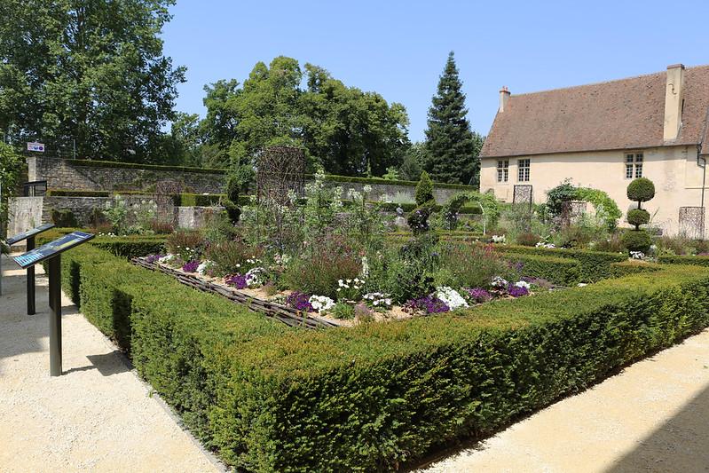 Faites un tour dans les jardins du musée de la Faïence et des Beaux-arts, avant d'admirer les collections.