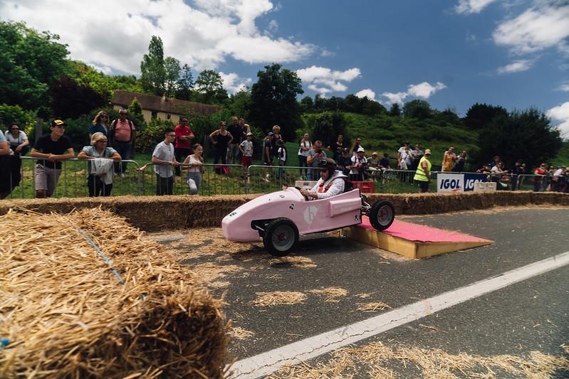 Des obstacles jonchent le parcours
